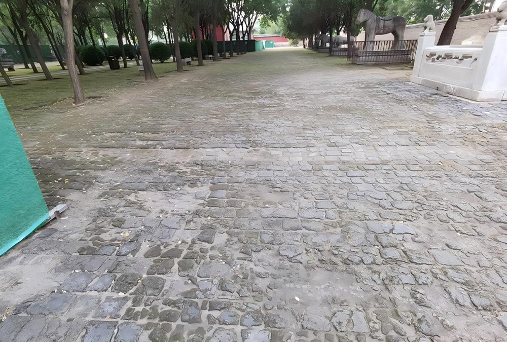 前院地面青砖开裂风化现状