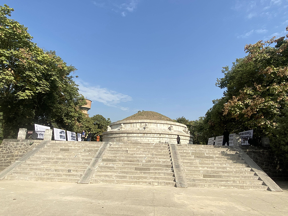 墓冢维修后垂带石、基石.JPG